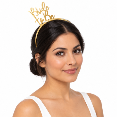Diadema dourada Bride To Be com jovem de cabelo preto e vestido branco