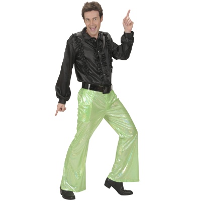 Homem com camisa preta com folhos e calças verdes brilhantes