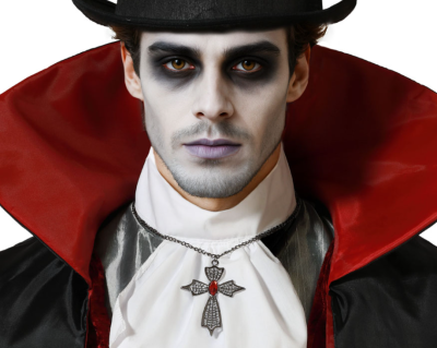 Homem com traje de vampiro com capa preta e vermelha, camisa branca e cruz prateada