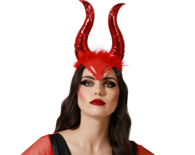 Diadema vermelha com chifres em forma de penas brilhantes usada por mulher.
