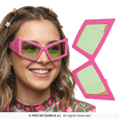Óculos de sol cor-de-rosa com lentes verdes de formato geométrico