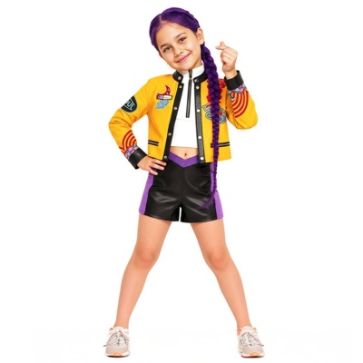 Menina com casaco amarelo, shorts pretos e roxos, top branco e tênis brancos com cabelo roxo trançado.