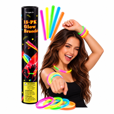 Pacote de pulseiras fluorescentes coloridas com modelo usando várias pulseiras e colar brilhante