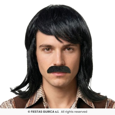 Homem com peruca preta longa e bigode preto falso