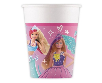 Copo de papel com estampa colorida de bonecas princesas e fadas em fundo rosa