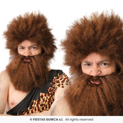 Duas pessoas com perucas e barbas falsas castanhas volumosas, uma com túnica estampada animal print