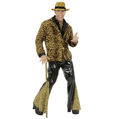 Homem com fato e chapéu de pele de leopardo com calças de vinil com abas largas e calçado preto brilhante