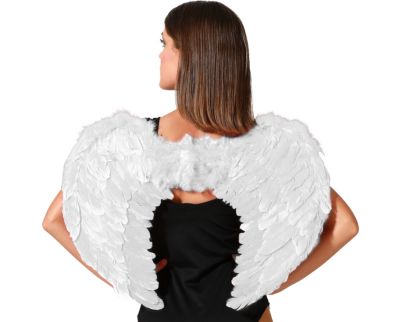 Asas de anjo brancas de penas falsas usadas por pessoa com blusa preta