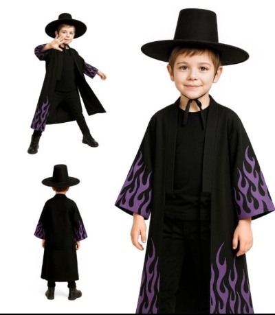 Menino com capa preta de chamas roxas e chapéu preto
