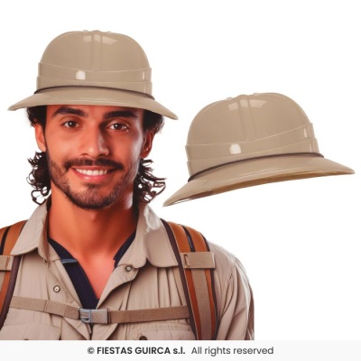 Chapeleira safari bege em ple1stico com homem vestido de bege e mochila marrom.