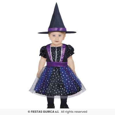 Criança vestida de feiticeira com vestido preto e roxo estrelado e chapéu pontiagudo