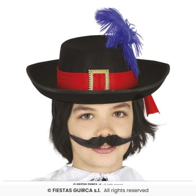 Criança com chapéu preto decorado com pena roxa e bigode preto postiço