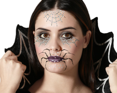 Máscara preta com padrão prata e maquilhagem facial de aranha e teias em strass prateados