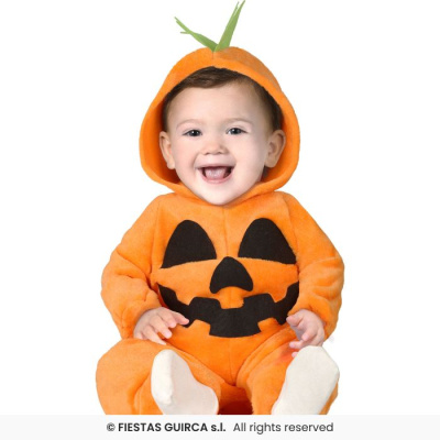Bebé com fato laranja de halloween com capuz e rosto de abóbora