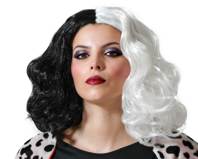 Mulher com peruca preta e branca encaracolada e casaco padrão manchas