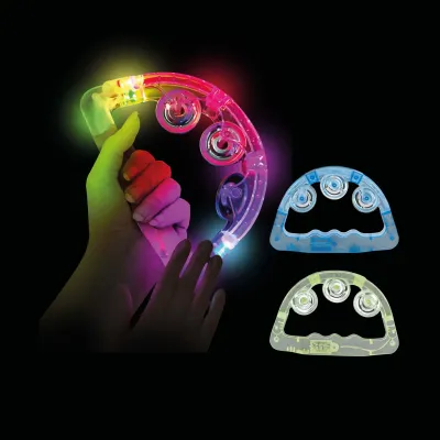 Pandeiretas plásticas translúcidas com luzes coloridas e círculos metálicos, uma na mão, sobre fundo preto.