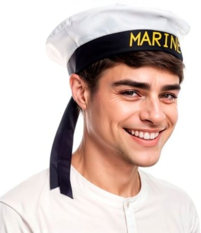 Homem a sorrir com chapéu de marinheiro branco e faixa preta com texto amarelo