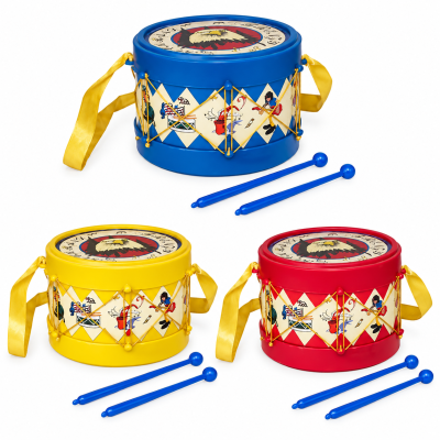 Três tambores infantis coloridos com correias e baquetas disponiveis em azul, amarelo e vermelho