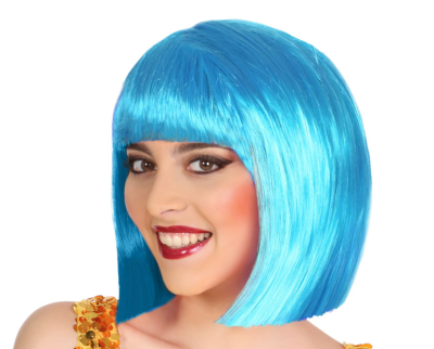 Perruca sintética azul com corte bob e franjas em modelo com maquilhagem e vestido dourado