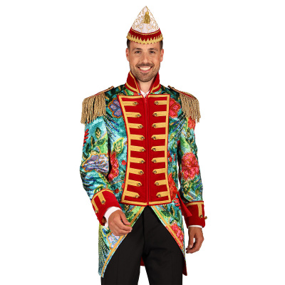 Casaco floral colorido com detalhes vermelhos e dourados e chapéu branco com dourado