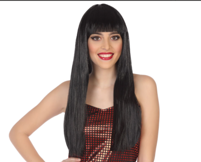 Mulher com peruca negra longa lisa com franja e top vermelho com pontos brilhantes