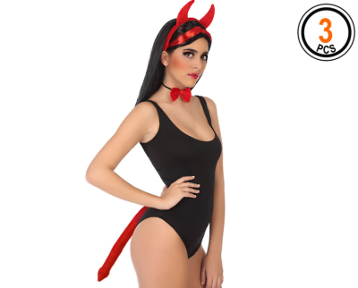 Fantasia de diabo preta com acessórios vermelhos numa mulher