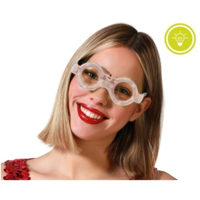 Óculos redondos transparentes em plástico usados por mulher com cabelo castanho claro e vestido vermelho