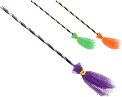 Três vassouras decorativas em várias cores com cabos às riscas