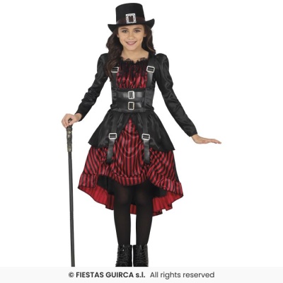 Menina com vestido preto e vermelho com riscas, chapéu preto e bengala preta.