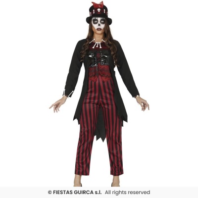 Pessoa com fato vermelho e preto de caveira e chapéu decorado, maquilhagem facial de caveira
