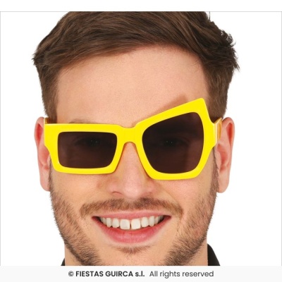 Óculos de sol amarelos com lentes escuras usados por homem com barba