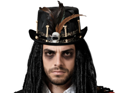 Homem com chapéu preto decorado com caveira, ossos e penas, maquilhagem escura nos olhos.