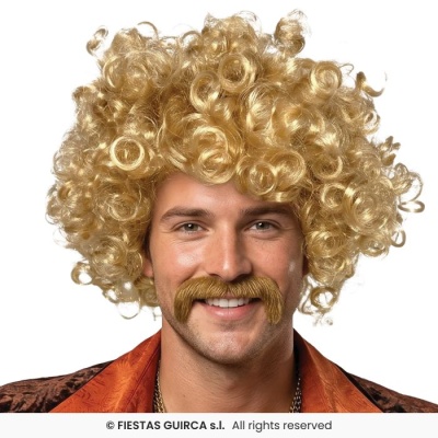Homem com peruca loira cacheada e bigode castanho claro, veste casaco laranja com padrão castanho.