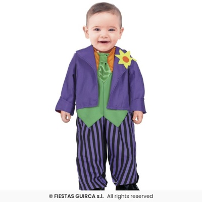 Criança vestindo fato de carnaval colorido com casaco roxo e calças às riscas