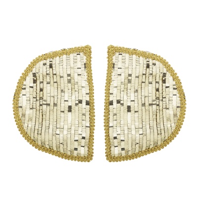 Brincos triangulares dourados com miçangas brilhantes e borda decorativa
