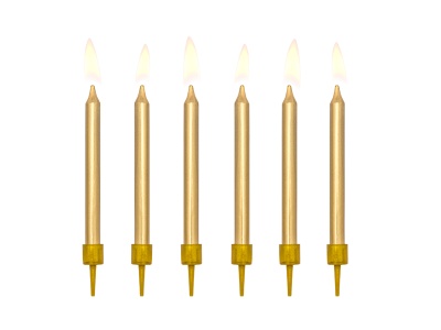 Seis velas douradas finas acesas com suportes amarelos