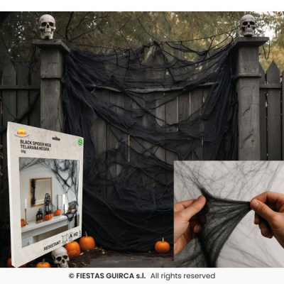Rede preta de aranha esticada num portão de madeira com caveiras e abóboras para decoração de halloween