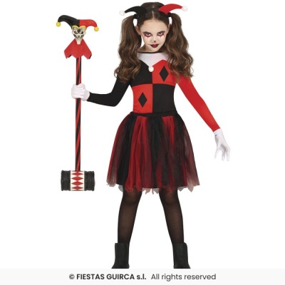 Criança com fantasia completa de Arlequina, incluindo vestido vermelho e preto, luvas brancas, collants pretos, botins pretos e marreta decorada.