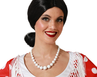 Mulher com colar de contas brancas e camisola vermelha com bolas brancas