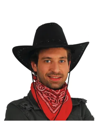 Homem com chapéu de cowboy preto e lenço vermelho com padrão branco no pescoço