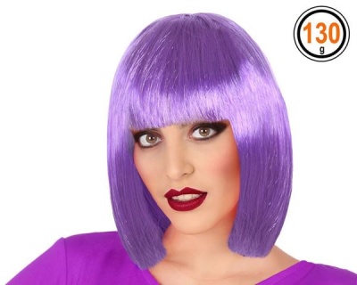 Mulher com peruca roxa de cabelo sintético e maquilhagem escura.