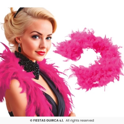 Mulher loira a usar estola de penas cor-de-rosa e vestido preto