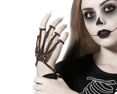 Pessoa com maquilhagem de caveira usando luva de esqueleto preta e camisola preta com desenho de ossos brancos