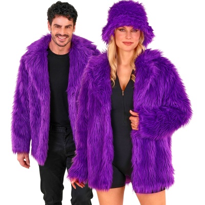 Casal com casacos sintéticos roxos e chapéu roxo, fundo branco