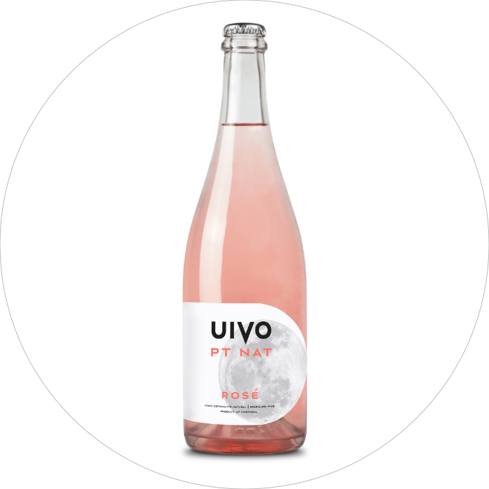 Uivo PT Nat Rosé Garrafa de vinho rosé UIVO PT NAT com rótulo branco e tampa metálica cinza