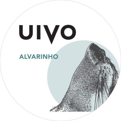 Etiqueta de vinho UIVO ALVARINHO com ilustração de uma foca