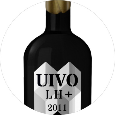 Garrafa de vinho preta com etiqueta UIVO LH+ 2011 e tampa dourada