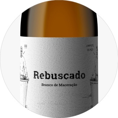 Garrafa de vidro castanho com rótulo branco e texto preto Rebuscado Branco de Maceração