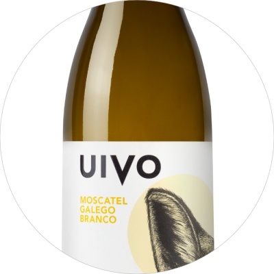 Garrafa de vinho branco com rótulo texto UIVO Moscatel Galego Branco e imagem de orelha.