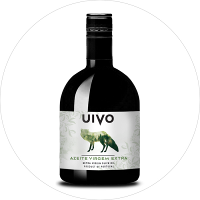 Garrafa de azeite virgem extra UIVO com rotulo branco e imagem de lobo verde